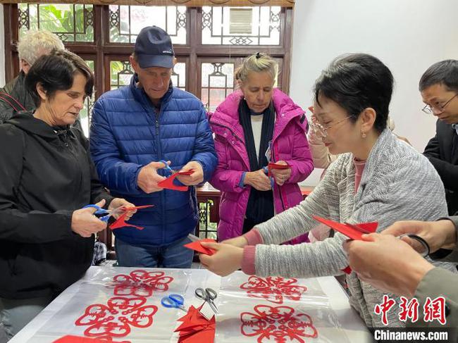外国友人广西写春联、剪纸 体验中国传统年味