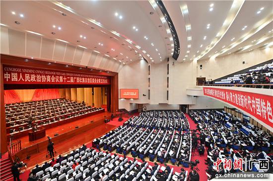 1月16日，中国人民政治协商会议第十二届广西壮族自治区委员会第五次会议在南宁开幕。俞靖  摄