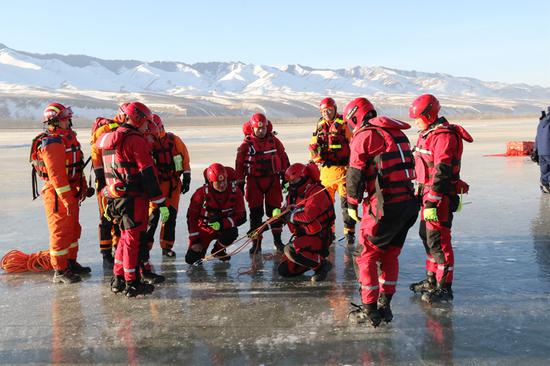 新疆伊犁消防开展冰面事故救援暨应急宣传实战拉动演练。
