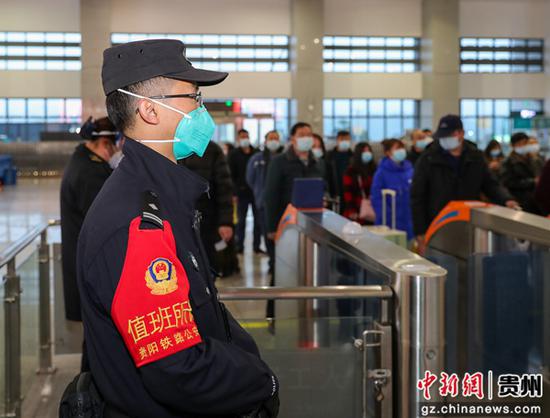 2022年1月17日，铁路公安民警在沪昆高铁贵州铜仁南站执勤。