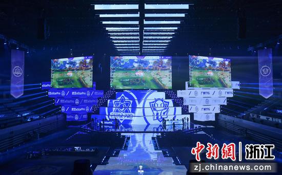 杭州奥体中心体育馆的空中大屏实时显示比赛画面。 王刚 摄