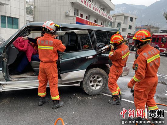 贵州思南消防开展交通事故处置实战训练