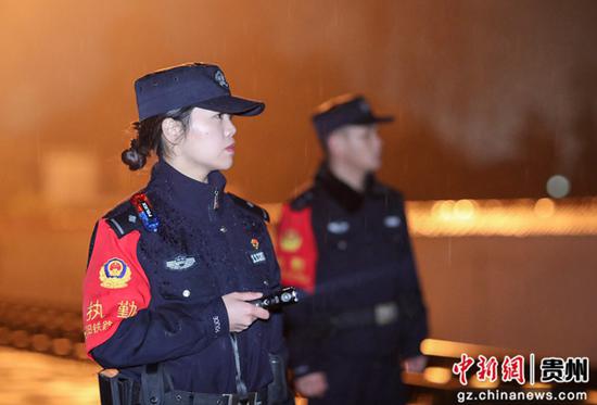 2022年1月17日凌晨，铁路公安民警在沪昆高铁贵州铜仁南站开展安全巡查。