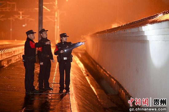 2022年1月16日深夜，铁路公安民警在沪昆高铁贵州铜仁南站开展安全巡查。