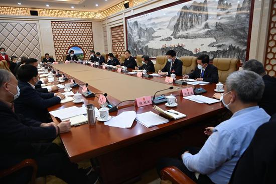 1月17日下午，广西壮族自治区党委书记刘宁参加河池市代表团审议政府工作报告。记者 杨志雄 摄