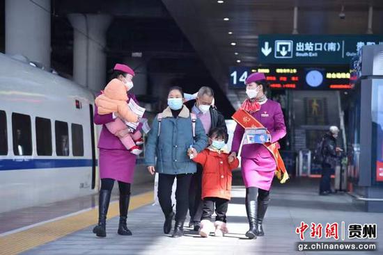 贵阳客运段列车员在贵阳北站引领旅客登车。 沈向全 摄