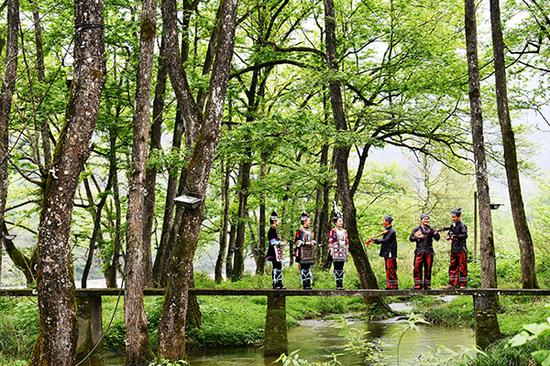 在贵州省江口县寨沙侗寨，演员和村民在村旁的小河边排练民族歌舞。新华社记者 杨文斌 摄