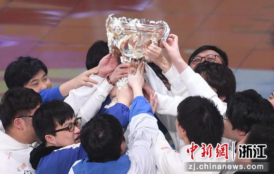 武汉eStarPro队夺冠后队员共同捧起奖杯。 王刚 摄