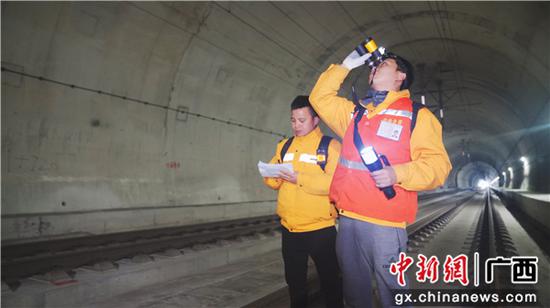 工作人员检查隧道内部问题隐患。