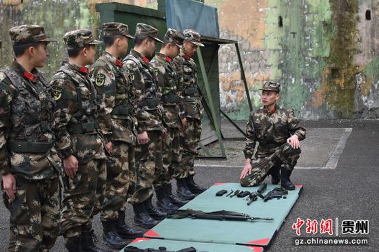 六盘水支队官兵在进行新兵岗前培训。