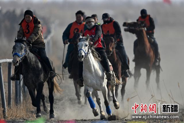　　2022年1月16日，骑手在新疆博湖县乌兰再格森乡赛马场竞技。当天，新疆博湖县在乌兰再格森乡举办乡村赛马活动，来自周边县市的100多名赛马爱好者参加比赛。据了解，赛马运动是当地村民较为喜爱的传统体育项目，在传统节日和重要活动都会举办传统赛马、马术特技等活动。文/图 确·胡热