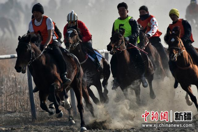 　　2022年1月16日，骑手在新疆博湖县乌兰再格森乡赛马场竞技。当天，新疆博湖县在乌兰再格森乡举办乡村赛马活动，来自周边县市的100多名赛马爱好者参加比赛。据了解，赛马运动是当地村民较为喜爱的传统体育项目，在传统节日和重要活动都会举办传统赛马、马术特技等活动。文/图 确·胡热