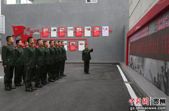 图为武警官兵在营区文化墙参观学习。武警遵义支队供图
