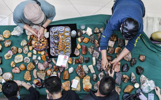 游客在新疆阿勒泰地区福海县旅游文化产业园选购宝玉石。中新社记者  摄