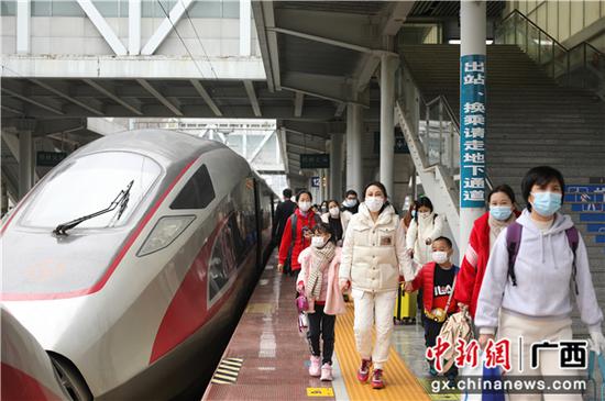图为：春运首日，桂林火车站站台旅客正在有序出站。郑长贤 摄