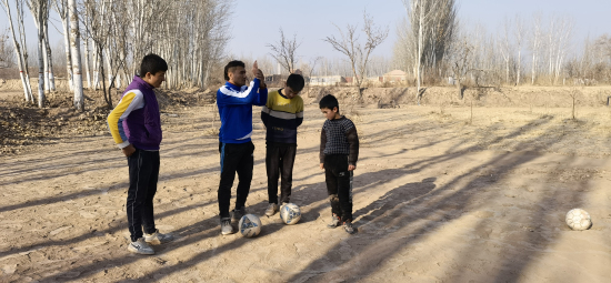 网红“努尔飞腿”家乡新疆疏附县掀起少年足球热