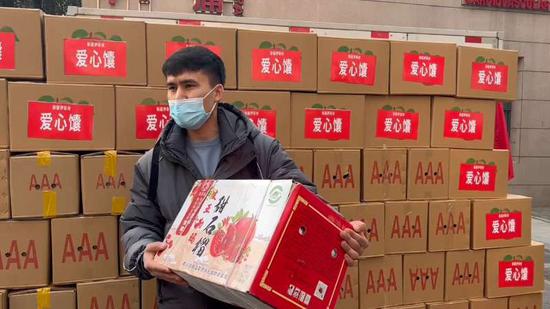 17日，约尔开西·开比将3000个馕和2箱石榴送到了陕西省西安市第一医院，慰问奋战在抗疫一线的医护人员。