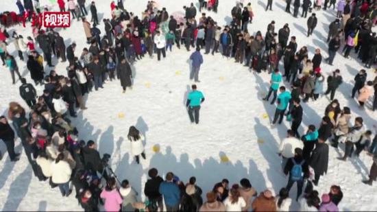 迎冬奧 新疆南部鄉村上演雪地曲棍球