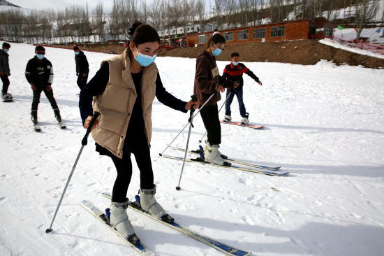 游客体验滑雪乐趣。华岩明摄
