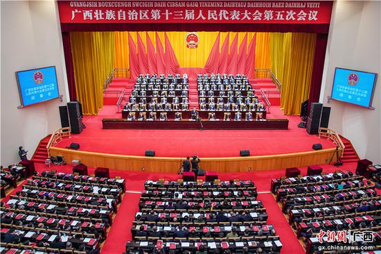1月21日下午，广西壮族自治区第十三届人民代表大会第五次会议圆满完成各项议程，在广西人民会堂闭幕。陈冠言  摄