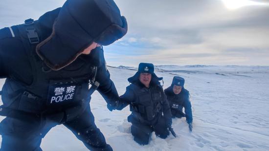 新疆阿勒泰：“雪海孤島”中的巡護