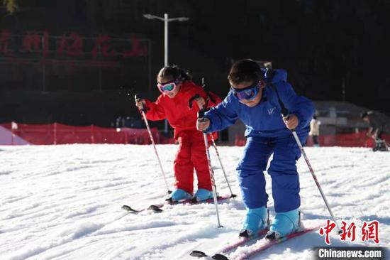 资料图：游客在贵州六盘水梅花山滑雪场体验滑雪乐趣。　瞿宏伦　摄