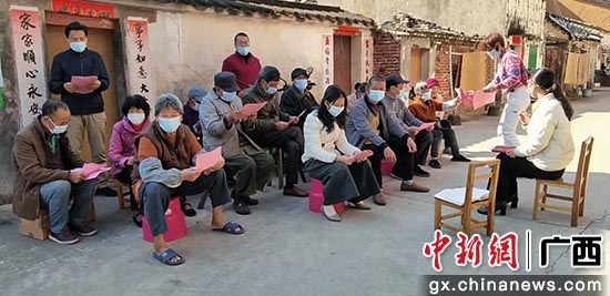 党员干部进村入户开展有关打击走私、疫情防控宣传教育。蒋海啸 摄