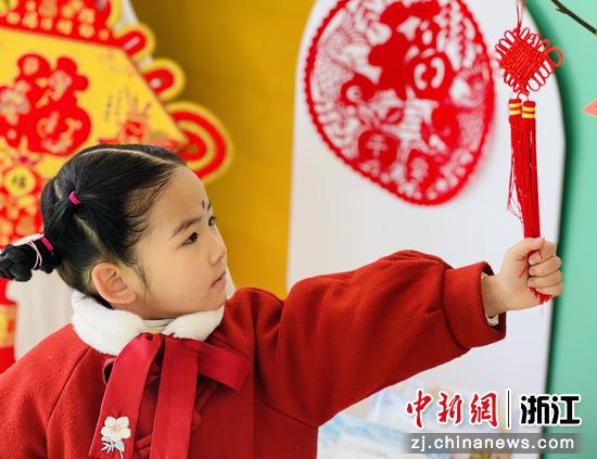 幼儿园小朋友被精致中国结吸引。徐薇（通讯员） 摄