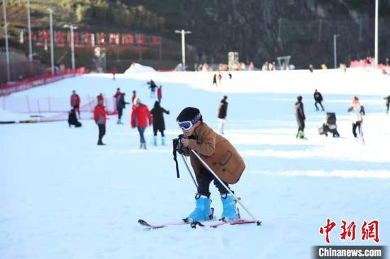 资料图：游客在贵州六盘水梅花山滑雪场体验滑雪乐趣。　瞿宏伦 摄
