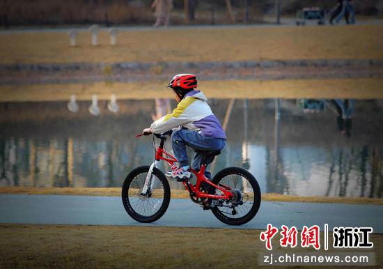 公园内骑行的孩子。田晓 摄