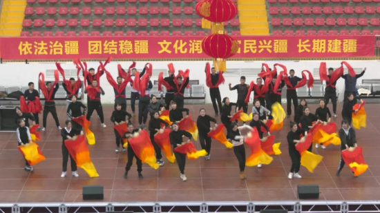 1月18日，在尉犁县春节联欢晚会排练现场，演员们在导演的指导下，正在进行规范动作的练习。
