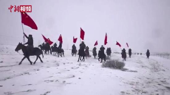 新疆牧民手舉國旗騎馬送健兒出征北京冬奧會
