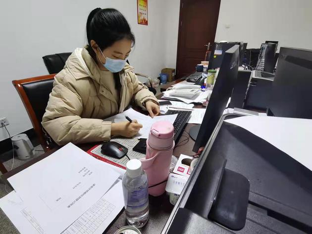天津市青马学员在抗疫一线工作中。