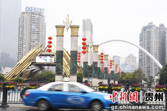 贵阳市筑城广场悬挂上了喜气洋洋的大红灯笼。