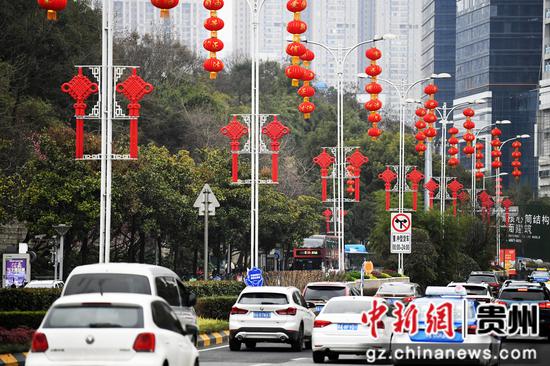 贵阳市南明区瑞金南路已挂上喜气洋洋的大红灯笼，营造出欢乐祥和的节日氛围。