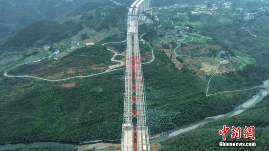 貴州仁遵高速大發渠特大橋橋面系成功合龍