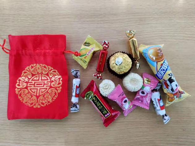 天津理工大学后勤管理处将寓意迎祥纳福的糖瓜，用福袋包装好作为礼物送给在医院进行康复治疗和健康监测的孩子们。 天津理工大学供图