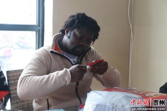 图为现场留学生剪纸老虎。蒋尧池 摄 图为现场留学生剪纸老虎。蒋尧池 摄