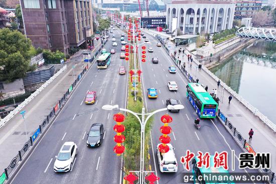 贵阳市南明区瑞金南路已挂上喜气洋洋的大红灯笼，营造出欢乐祥和的节日氛围（无人机照片）。
