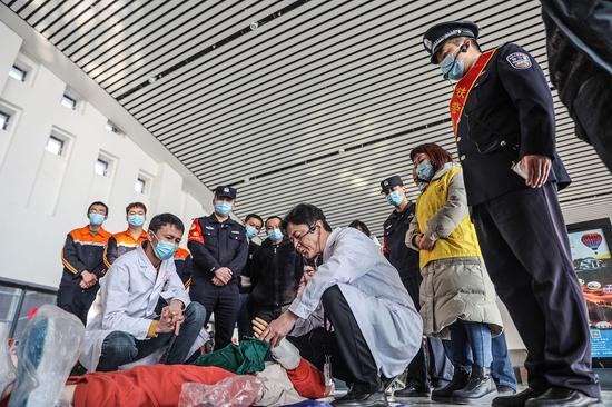 红十字医院急救医生在鄯善北火车站向一线执勤民警、职工、旅客讲授现场急救要领、心肺复苏原理与操作要点和注意事项。