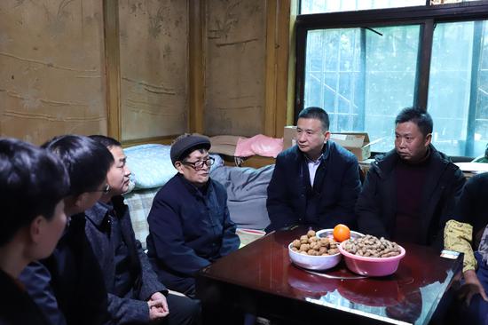 图为贵州省民政厅党组书记、厅长彭旻到六盘水市开展2022年春节节前走访慰问活动。