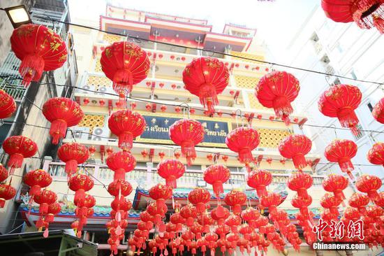 1月26日，泰国曼谷唐人街上大红灯笼高悬。随着中国农历春节临近，曼谷唐人街春节气氛日渐浓郁。 中新社记者　 王国安 摄