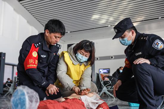 红十字医院急救医生在鄯善北火车站向民警讲解心肺复苏的按压部位。