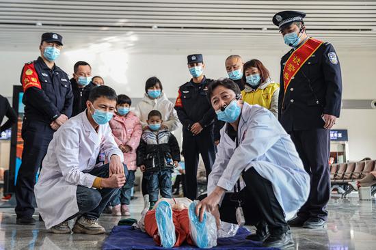 红十字医院急救医生在鄯善北火车站向一线执勤民警、职工、旅客讲授现场急救要领、心肺复苏原理与操作要点和注意事项。