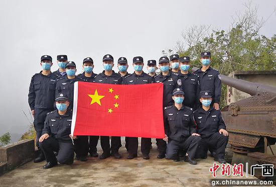 图为民警在金鸡山炮台参观。凭祥边境检查站供图