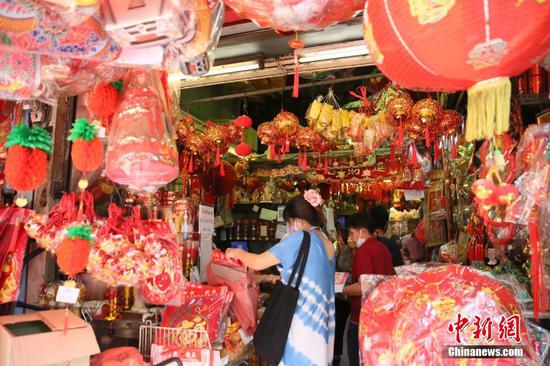 1月26日，顾客在泰国曼谷唐人街店铺选购年饰用品。随着中国农历春节临近，曼谷唐人街春节气氛日渐浓郁。 中新社记者　 王国安 摄