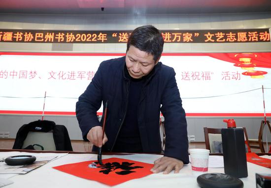 书法老师挥笔泼墨为官兵们书写春节“福”字。