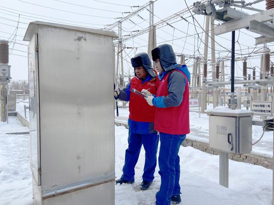 国网乌鲁木齐供电公司城北变电运检中心工作人员在220千伏米泉变电站进行巡视维护。戴逸潇 摄