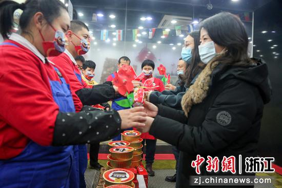 杭州市弯湾托管中心学生收到年礼。 吴佩荣 摄