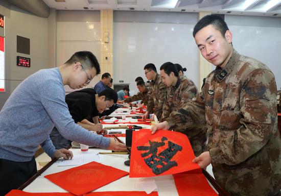 书法老师们为官兵书写春节“福”字。